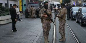 Δυνάμεις ασφαλείας της Τουρκίας στη λεωφόρο Ιστικλάλ στην Κωνσταντινούπολη, μετά την έκρηξη/ AP Photos