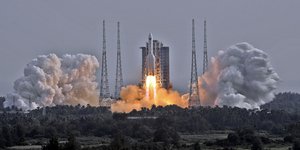 Η εκτόξευση του κινεζικού πυραύλου, από τον οποίο προέρχοντα τα διαστημικά «σκουπίδαι»