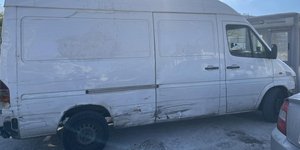 Το φορτηγό που χρησιμοποιούσαν οι συλληφθέντες για τη δράση τους/ Φωτογραφία: ΕΛΑΣ