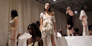 γυναίκα με φόρεμα