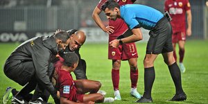 Ο Ελίασον λίγο μετά τον τραυματισμό του στην Τρίπολη