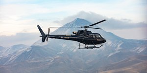 ελικόπτερο με φόντο βουνό