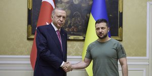 O πρόεδρος της Ουκρανίας, Βολοντίμιρ Ζελένσκι με τον Τούρκο ομόλογό του, Ρετζέπ Ταγίπ Ερντογάν