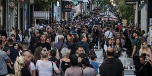 κόσμος περπατά στην ερμού