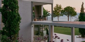 Το σπίτι στην Εύβοια με μοντερνιστικά και σύγχρονα στοιχεία