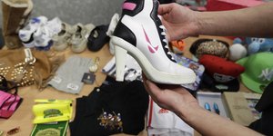 Οι κινεζικές αρχές κατέστρεψαν τόνους προϊόντων απομίμησης/ Φωτογραφία αρχείου: AP