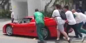 Σπάνια Ferrari μένει στο δρόμο