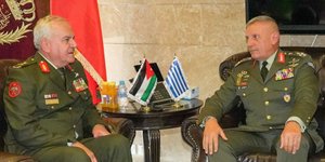 Yousef Ahmed Al-Hnaity και Α/ΓΕΕΘΑ Κωνσταντίνος Φλώρος στην Άκαμπα της Ιορδανίας