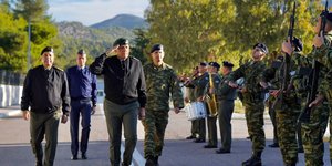 O Κωνσταντίνος Φλώρος χαιρετά στρατιώτες στο ΑΣΔΕΝ
