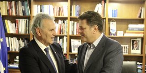 Χειραψία Φωτίου με Βαρβιτσιώτη