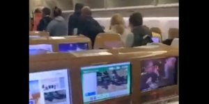 Το εσωτερικό της πτήσης της Emirates με τον ύποπτο επιβάτη 