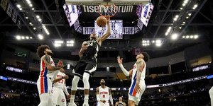 Ο Giannis καρφώνει τους Πίστονς