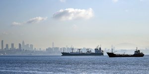 Φορτηγά πλοία μεταφοράς σιτηρών στο Βόσπορο