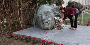γυναικα αφηνει λουλουδια
