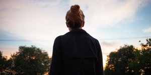 γυναικα πλατη κοτσος