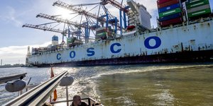 Container της COSCO στο λιμάνι του Αμβούργου/ AP Photos 