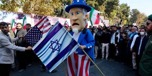Αντιαμερικανική διαδήλωση στο Ιράν στην επέτειο της κατάληψης της αμερικανικής πρεσβείας στην Τεχεράνη κι εν μέσω διαδηλώσεων για τα ανθρώπινα δικαιώματα