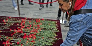 Περαστικοί αφήνουν λουλούδια στο σημείο της έκρηξης στην Κωνσταντινούπολη 