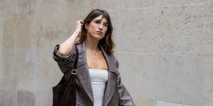 γυναίκα με φόρεμα