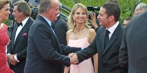 Ο τέως βασιλιάς της Ισπανίας Χουάν Κάρλος με την πρώην ερωμένη του, Κορίνα