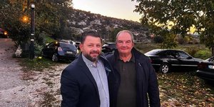 Ο Κώστας Καραμανλής με τον δήμαρχο Δερόπολης