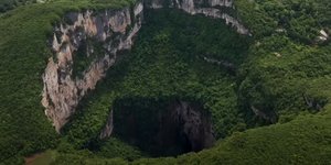Η καταβόθρα Xiaoxhai Tiankeng