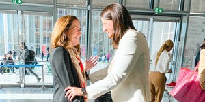 Συνάντηση της Νίκης Κεραμέως με την Λι Σάτερφιλντ