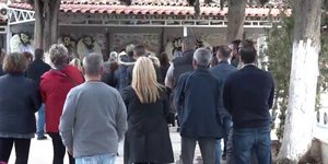 Στιγμιότυπο από την κηδεία του αδικοχαμένου Φώτη στο κοιμητήριο Μάνδρας