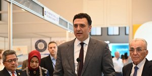 O Βασίλης Κικίλιας μιλάει σε έκθεση για τον τουρισμό