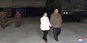 Ο ηγέτης της Βόρειας Κορέας, Κιμ Γιονγκ Ουν με την κόρη του 