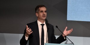 Ο Κώστας Μπακογιάννης μιλάει σε εκδήλωση