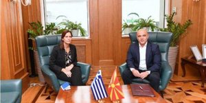 Φιλιππίδου και Κοβατσέφσκι κάθονται σε πολυθρόνες