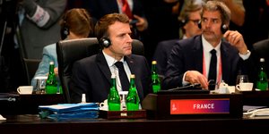 Ο Εμανουέλ Μακρόν απαντά σε ερωτήσεις δημοσιογράφων κατά τη σύνοδο των G20 στο Μπαλί της Ινδονησίας