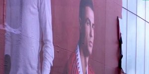 Η Μάντσεστερ Γιουνάιτεντ κατέβασε τη γιγαντοαφίσα του Κριστιάνο Ρονάλντο από το «Ολντ Τράφορντ»