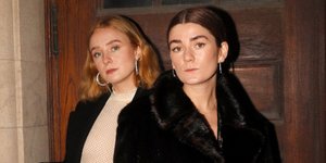 γυναίκες με παλτό Mango