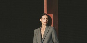 γυναίκα με σακάκι