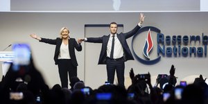 H Μαρίν Λεπέν και ο Ζορντάν Μπαρντελά, νέος πρόεδρος της γαλλικής ακροδεξιάς