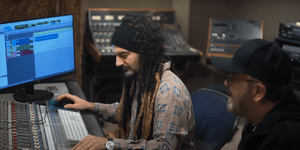 Ο Σταμάτης Γονίδης με τον Τζούλιαν Μάρλεϊ στο βίντεο κλιπ του νέου τους τραγουδιού