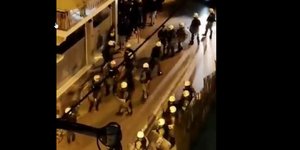 Στιγμιότυπο από την επίθεση των ΜΑΤ σε οπαδούς του Αρη