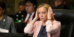 H Τζόρτζια Μελόνι κρατάει ακουστικά στη διάρκεια της G20