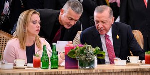 Η Τζόρτζια Μελόνι και ο Ρετζέπ Ταγίπ Ερντογάν στη σύσκεψη της G20