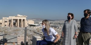 Η Λίνα Μενδώνη στην Ακρόπολη με γυναίκα με κινητικά προβλήματα