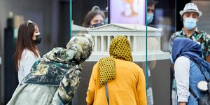 Μεταναστες κοιτουν μακετα 