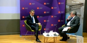 Η συζήτηση του πρωθυπουργού με τον καθηγητή του LSE, Kevin Featherstone