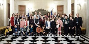 Μητσοτάκης και Κεραμέως ποζάρουν με τους μαθητές από τα Μειονοτικά σχολεία της Ροδόπης