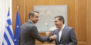 Μητσοτάκης και Τσίπρας χαιρετιούνται με τον αγκώνα