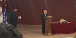 O Δημήτρης Μουδατσάκης δίνει ομιλία 