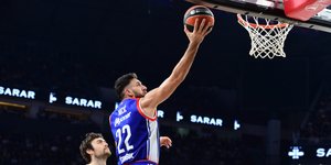 Ο Μίτσιτς της Αναντολού Εφές κόντρα στη Μπαρτσελόνα σε ματς της Euroleague