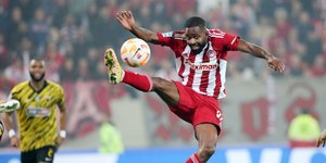 Ο Σεντρίκ Μπακαμπού με την φανέλα του Ολυμπιακού