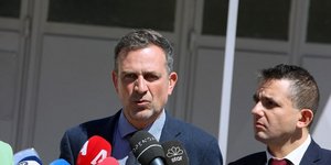 Οθωνας Παπαδόπουλος κάνει δηλώσεις στους δημοσιογράφους